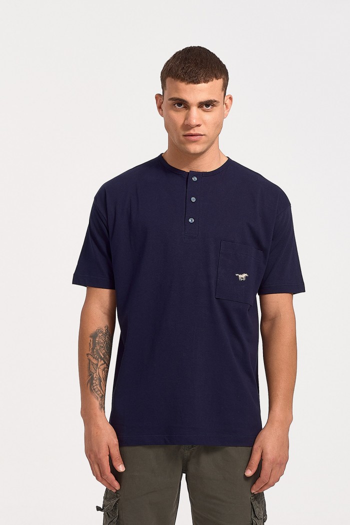 Kurzärmelige LION-Bluse mit Knopf und Tasche