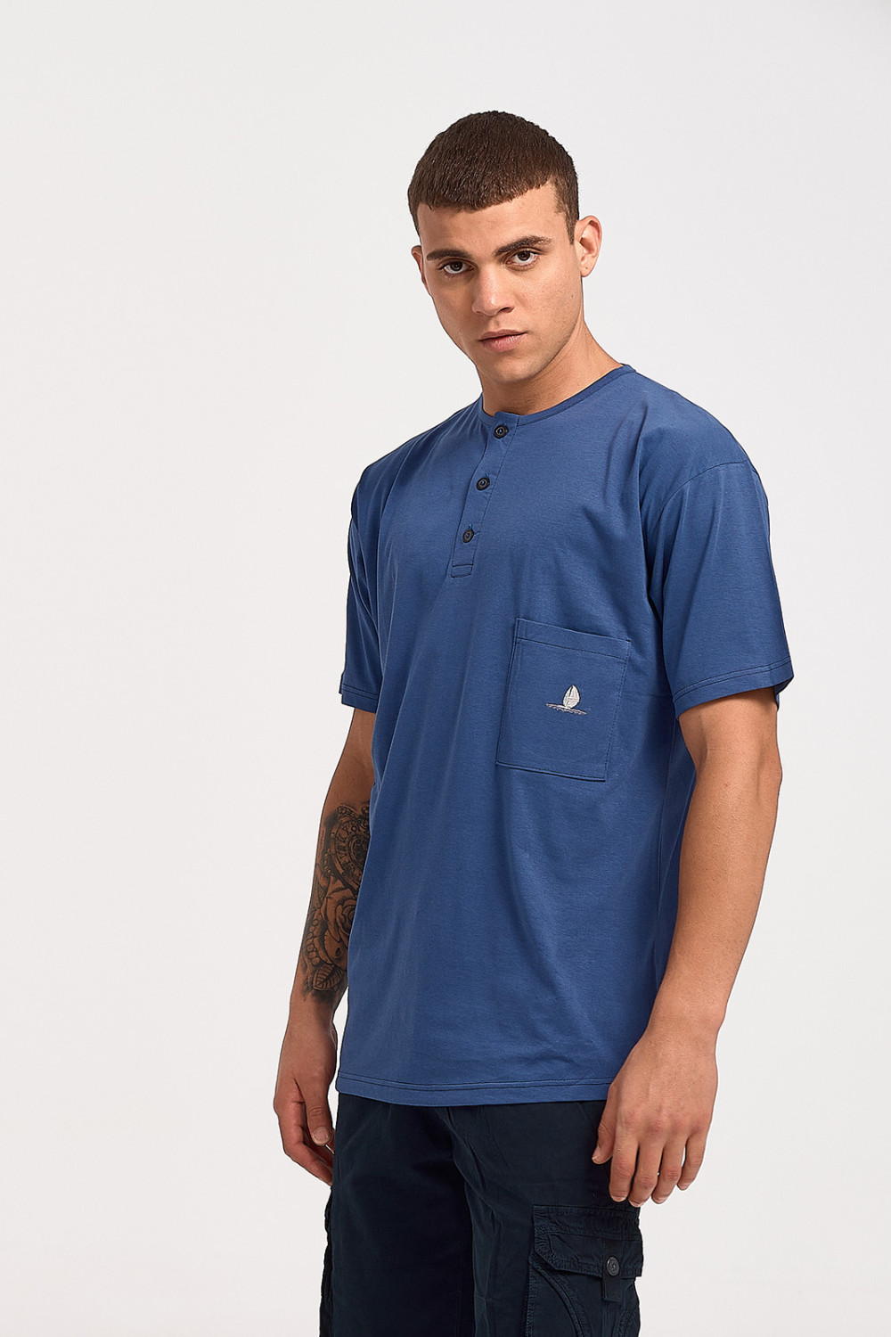 Short-sleeved LION blouse with button and pocket